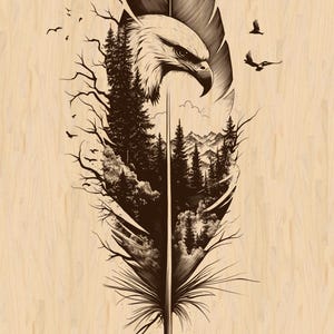 Può includere: Illustrazione dettagliata di una piuma con la testa di un'aquila e una scena di foresta all'interno. L'opera d'arte è in tonalità marroni e nere, con uccelli in volo e una catena montuosa sullo sfondo. Lo sfondo è un legno chiaro.