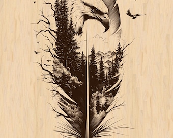 Peut inclure: Illustration détaillée d'une plume avec une tête d'aigle et une scène de forêt à l'intérieur. L'œuvre est en nuances de marron et de noir, avec des oiseaux en vol et une chaîne de montagnes en arrière-plan. Le fond est un grain de bois clair.