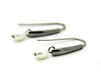 Real freshwater pearl stainless steel earrings (silver coloured) in white