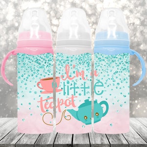 Puede incluir: Tres biberones con diseños de purpurina turquesa y rosa. Los biberones tienen asas y dicen "Soy una tetera pequeña" con una ilustración de tetera de dibujos animados.