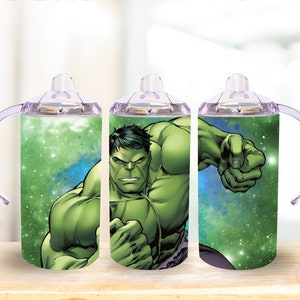Peut inclure: Un gobelet en acier inoxydable vert et blanc avec un couvercle et une poignée transparents. Le gobelet présente un graphique du Hulk, un super-héros vert, sur un fond de galaxie vert et bleu.