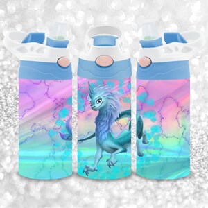 Puede incluir: Tres botellas de agua azules con un fondo iridiscente colorido y un dragón azul con un cuerno de unicornio.