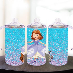 Puede incluir: Juego de tres vasos con boquilla para niños. Cada vaso presenta un fondo turquesa brillante con una imagen de dibujos animados de una princesa con un vestido morado. Los vasos tienen tapas y asas transparentes.