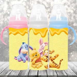 Puede incluir: Tres biberones para bebés con temática de Winnie the Pooh con asas amarillas, rosas y azules. Los biberones tienen un fondo amarillo con un diseño de goteo de miel y presentan a Winnie the Pooh, Piglet y Tigger.