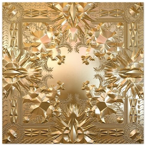 以下が含まれることがあります： 金と白の抽象的なデザインで、幾何学的なパターンが施されています。デザインは複雑で、さまざまな形とテクスチャが組み合わされています。