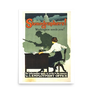 Könnte beinhalten: Ein Vintage-Plakat aus der Zeit des Ersten Weltkriegs, das Frauen dazu ermutigt, Stenotypistinnen zu werden. Das Plakat zeigt eine Frau, die an einem Schreibtisch tippt, mit einer Silhouette eines Soldaten im Hintergrund. Der Text lautet "Stenographers! Washington needs you!" und "For information apply or write to the nearest U.S. EMPLOYMENT OFFICE."