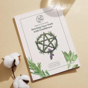 Pode incluir: Um livro intitulado "Beginner Witch Guide: Starting Your Path with Confidence" com um design de coroa e pentagrama verde. A capa apresenta ilustrações de ervas e flores, com botões de algodão em primeiro plano. Os nomes dos autores estão listados.