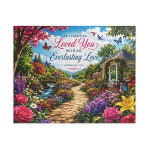 Può includere: Un puzzle rettangolare che raffigura una scena di giardino con un sentiero in pietra, un ponte di legno su un ruscello, un gazebo e fiori colorati. Il testo recita: I HAVE Loved You WITH AN Everlasting Love. JEREMIAH 31:3. Sono visibili farfalle.
