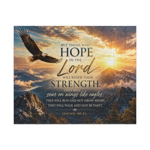 Puede incluir: Un rompecabezas con un águila volando sobre un paisaje montañoso al atardecer. El rompecabezas incluye el texto "BUT THOSE WHO HOPE IN THE Lord WILL RENEW THEIR STRENGTH." y un versículo bíblico. El rompecabezas está hecho de muchas piezas.
