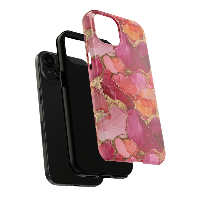 Pu&ograve; includere: Una custodia per telefono nera con un design in marmo rosa e oro. La custodia &egrave; mostrata con il telefono all'interno.