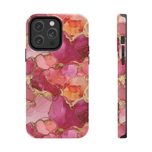 Pu&ograve; includere: Una custodia per telefono rosa e arancione con un motivo a marmi e dettagli dorati. La custodia &egrave; progettata per un telefono con un triplo obiettivo della fotocamera.