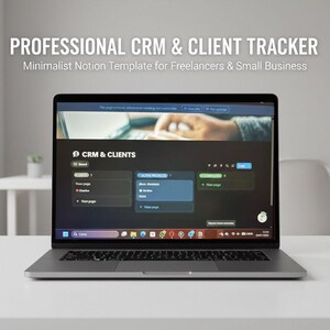 Può includere: Un laptop che mostra un'interfaccia di monitoraggio CRM e clienti. Lo schermo mostra una dashboard a tema scuro con il testo "CRM & CLIENTS" e "PROFESSIONAL CRM & CLIENT TRACKER". Il laptop è su una superficie bianca, con uno sfondo sfocato.