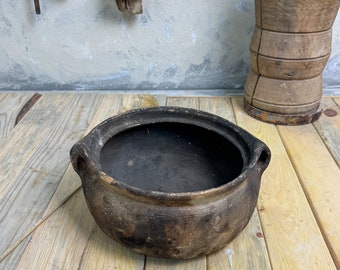 Olla de cocina oscura sin esmaltar de terracota primitiva tradicionalmente hecha a mano y cocida a leña