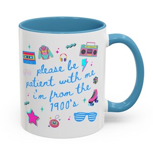 90er Nostalgie Tasse 90er Jahre Geschenke Retro Tasse 90er Tasse Casette Tape Tasse Meme Tasse Lustige Tasse Bitte seid Geduld mit mir ich bin aus dem Jahr 1900 Jahre Becher Freund