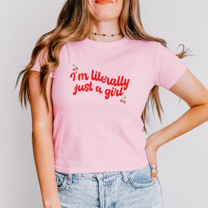Ich bin nur ein Mädchen Baby Tee Ich bin buchstäblich nur ein Mädchen Y2K Shirt Viral TikTok Top Geschenk TikTok Zitat Lustig Y2K Meme Girly Tee kokett Preppy