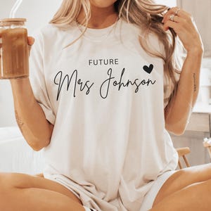 Zukünftige Frau Shirt Kundenspezifisches Braut-Shirt Zukünftige Frau Shirt Benutzerdefinierte Zukünftige Frau Shirt Benutzerdefinierte Verlobte Shirt Braut zu sein Geschenk Bachelorette TShirt Top