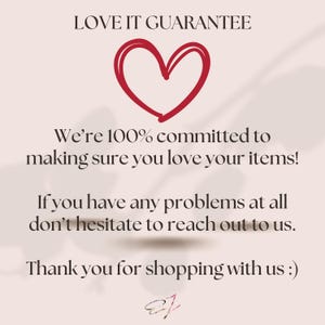 Op de afbeelding: Een lichtroze afbeelding met een rood hartpictogram en zwarte tekst die luidt: LOVE IT GUARANTEE. We&rsquo;re 100% committed to making sure you love your items! If you have any problems at all don&rsquo;t hesitate to reach out to us. Thank you for shopping with us :)