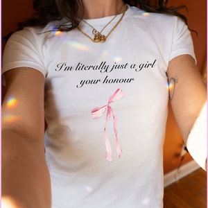 Ich bin nur ein Mädchen T-Shirt Baby-T-Shirt Ich bin buchstäblich nur ein Mädchen Y2K Shirt Viral TikTok Crop Top Meme Geschenk TikTok Zitat Lustig Y2K Meme Girly Tee kokett