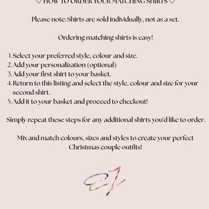 Op de afbeelding: Een lichtroze informatieve afbeelding met zwarte tekst getiteld HOW TO ORDER YOUR MATCHING SHIRTS. Het bevat vijf stappen voor het selecteren van stijlen, kleuren en maten, met de vermelding dat shirts afzonderlijk worden verkocht. Onderaan staat een gestileerd bloemenlogo.