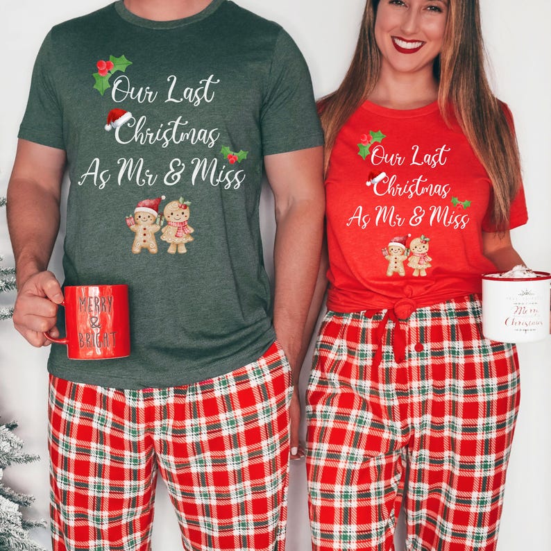 Op de afbeelding: Een donkergroen t-shirt en een rood t-shirt, beide met de tekst Our Last Christmas As Mr & Miss, hulst, een kerstmuts en twee peperkoekmannetjes. De shirts worden gecombineerd met een rood-witte pyjamabroek met ruitjespatroon.