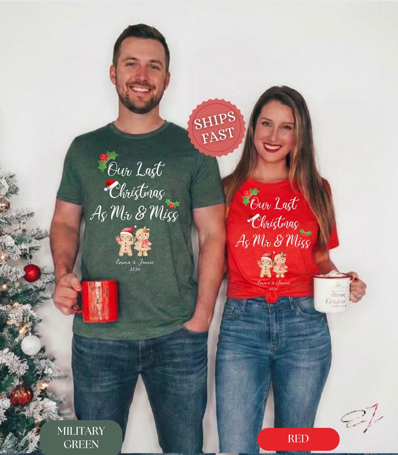 Op de afbeelding: Een donkergroen t-shirt en een rood t-shirt, beide met de witte tekst Our Last Christmas As Mr & Miss, een kerstmuts, hulstblaadjes en twee peperkoekmannetjes met de namen Emma & Jamie en het jaartal 2024 eronder gedrukt.