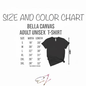 Op de afbeelding: Een Bella Canvas maattabel voor unisex T-shirts voor volwassenen met tekst die de maten S tot 3XL, breedtes van 18 tot 28 inch en lengtes van 28 tot 33 inch weergeeft. Een zwart T-shirt met een verticale pijl voor de lengte.
