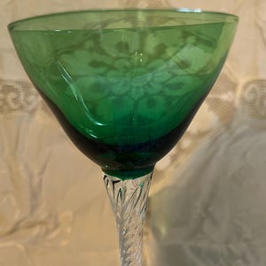 Emerald Green Empoli Wine Glass with Elegant Twisted Stem