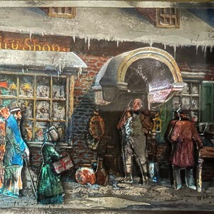 Può includere: Un'illustrazione vintage di una vetrina con un cartello che recita "Curiosity Shop". Il negozio è decorato per le festività con un albero di Natale in vetrina e ghiaccioli che pendono dal tetto. Ci sono diverse persone in piedi fuori dal negozio, alcune delle quali portano pacchi.