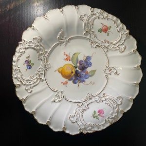 Large Meissen Porcelain Plate with Hand Painted Fruit, Floral Motifs and Gold Decor, 11.5 inches in diameter, 1934-1945