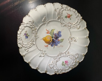 Large Meissen Porcelain Plate with Hand Painted Fruit, Floral Motifs and Gold Decor, 11.5 inches in diameter, 1934-1945