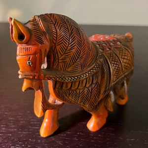 Cheval de guerre du Rajasthan en bois sculpté à la main vintage décoré par Marwari, originaire d&#39;Inde