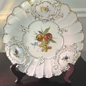 Large Meissen Porcelain Plate with Hand Painted Pomegranates and Fruit, Floral Motifs and Gold Decor, 11.5 inches in diameter, 1934-1945