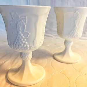 Paar Vintage Indiana Milchglas Becher im weißen Kolonie Erntemuster mit Traubenhaufen und Blättern