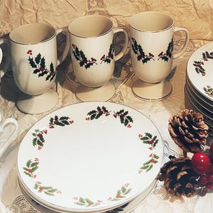 Vajilla de porcelana fina con motivos navideños de Kashima Japan con hojas verdes y frutos rojos para las fiestas