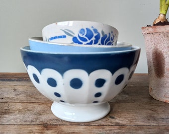 set van drie Franse cafe au Lait kommen  antieke Franse kommen blauwe rustiek keuken decor brocante country style