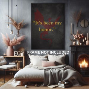 K&ouml;nnte beinhalten: Ein schwarzer und roter Druck mit einer Drachen-Silhouette und dem Zitat "It's been my honor." Der Druck ist gerahmt und h&auml;ngt an einer Wand &uuml;ber einem Bett mit einer grauen Wolldecke.