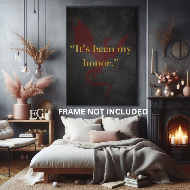 K&ouml;nnte beinhalten: Ein schwarzer und roter Druck mit einer Drachen-Silhouette und dem Zitat "It's been my honor." Der Druck ist gerahmt und h&auml;ngt an einer Wand &uuml;ber einem Bett mit einer grauen Wolldecke.