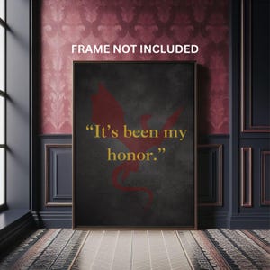 K&ouml;nnte beinhalten: Ein dunkelgrauer Leinwanddruck mit einer roten Drachensilhouette und dem Text "It's been my honor." in goldenen Buchstaben. Der Druck ist in einem schwarzen Rahmen gerahmt.
