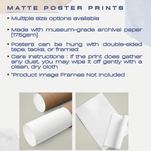 K&ouml;nnte beinhalten: Zwei wei&szlig;e Posterabdrucke, die in braunen Pappr&ouml;hren aufgerollt sind. Der Text auf dem Bild lautet "Matte Poster Prints" und listet Details zu den Drucken auf, darunter Gr&ouml;&szlig;enoptionen, Papierart und Pflegehinweise. Der Text gibt auch an, dass Rahmen nicht im Lieferumfang enthalten sind.