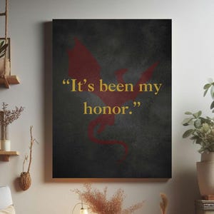 K&ouml;nnte beinhalten: Ein dunkelgrauer Leinwanddruck mit einer roten Drachensilhouette und dem Zitat "It's been my honor." in gelber Schrift.