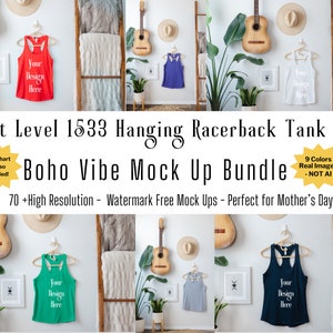 Op de afbeelding: Een bundel van meer dan 70 mockups in hoge resolutie, zonder watermerk, met racerback tanktops in negen verschillende kleuren. De mockups zijn perfect om ontwerpen voor Moederdag te presenteren. De tekst "Next Level 1533 Hanging Racerback Tank Top Boho Vibe Mock Up Bundle 9 Colors Real Images - NOT AI 70 + High Resolution - Watermark Free Mock Ups - Perfect for Mother's Day!" staat op de afbeelding.