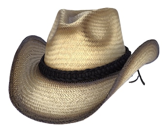 Puede incluir: Sombrero de vaquero de paja con diseño tejido. El sombrero presenta una banda trenzada negra alrededor de la corona y un degradado marrón oscuro en el ala. El sombrero tiene un estilo occidental clásico.