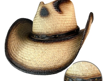 Puede incluir: Un sombrero de vaquero de paja con un aspecto desgastado y descolorido por el sol. El sombrero presenta una banda de cuero marrón oscuro con remaches color latón. El ala y la copa tienen un efecto degradado, de marrón claro a oscuro.