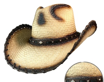 Puede incluir: Un sombrero vaquero de color beige con una banda de cuero marrón y tachuelas plateadas. El sombrero tiene un aspecto desgastado, como si hubiera sido usado y amado durante años.