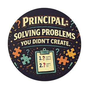 Op de afbeelding: Een ronde sticker met de tekst "PRINCIPAL: SOLVING PROBLEMS YOU DIDN'T CREATE." Het ontwerp bevat puzzelstukjes, vraagtekens en een klembord. Het kleurenschema is marineblauw, oranje en blauwgroen.