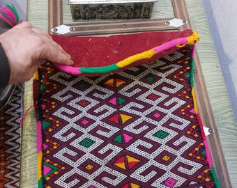 Una almohada tradicional marroquí, tejida a mano a la perfección.