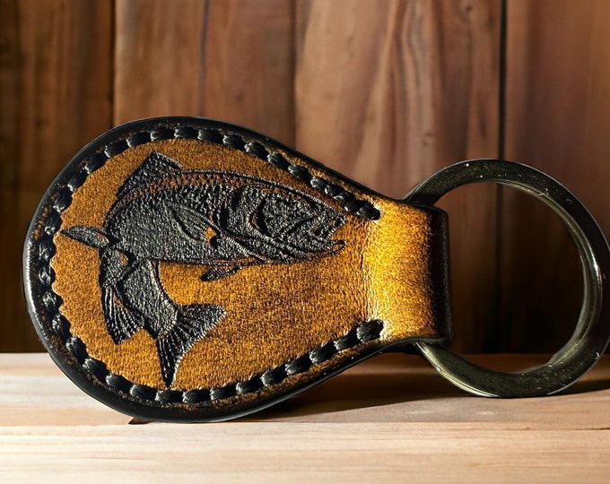 Porte-clés en cuir avec gravure truite et pêcheur à la mouche