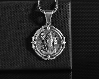 Collar de plata para hombre, de Poseión, el dios del mar. Colgante personalizado de mitología griega en plata oxidada. Neptuno con tridente.