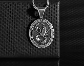 Gepersonaliseerde schorpioenketting in sterlingzilver voor mannen, sterrenbeeld schorpioenhanger in Grieks motief, elegant cool gepersonaliseerd medaillon