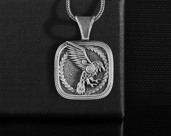Collana da uomo in argento con motivo a nodo celtico e corvo nordico, ciondolo scandinavo personalizzato unico, gioiello fatto a mano intagliato con il corvo di Odino.